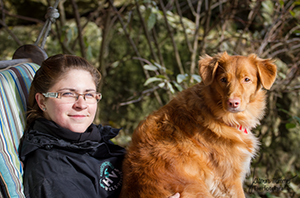 Verena Habenschuss mit ihren Nova Scotia Duck Tolling Retreiver